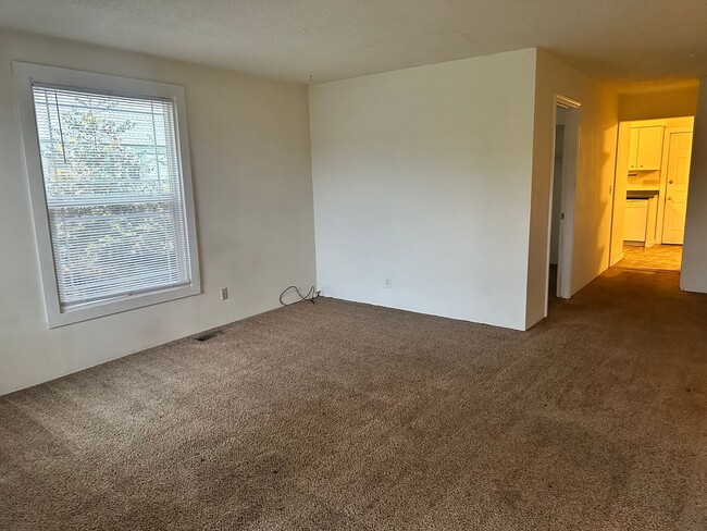 Building Photo - Great 5 Bedroom + 2 Bath House with Flexib...