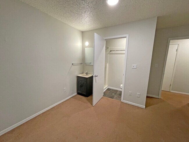 Building Photo - 504 S Van Buren St