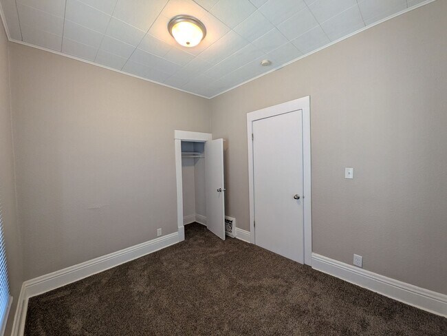 Building Photo - 2 Bedroom Home near Fairgrounds!