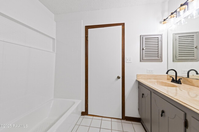 Building Photo - 102 Wisteria Dr