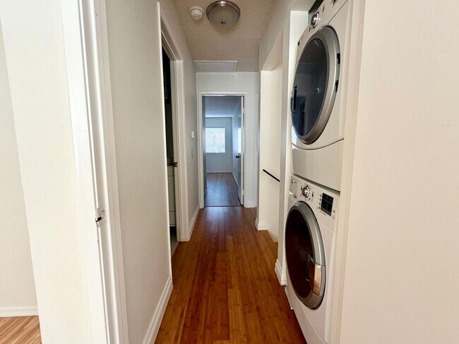 Building Photo - Light-filled, two-story 3-bedroom, 2.5-bath condo in the heart of Thousand Oaks!