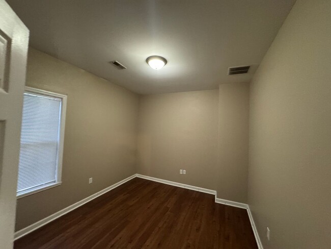 Building Photo - Beautiful, Newly Renovated Duplex in Richm...