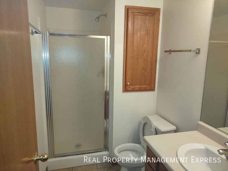 Building Photo - Charming 2 Bedroom 2 Bathroom Centrally Lo...