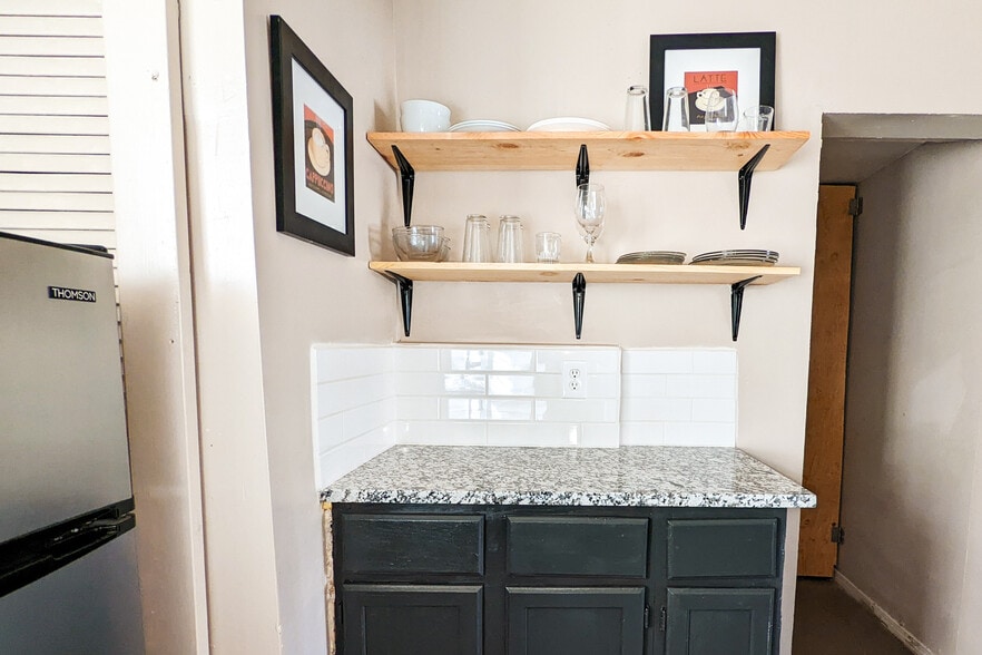 Granite Countertops and modern shelving! - 418 Fewel St