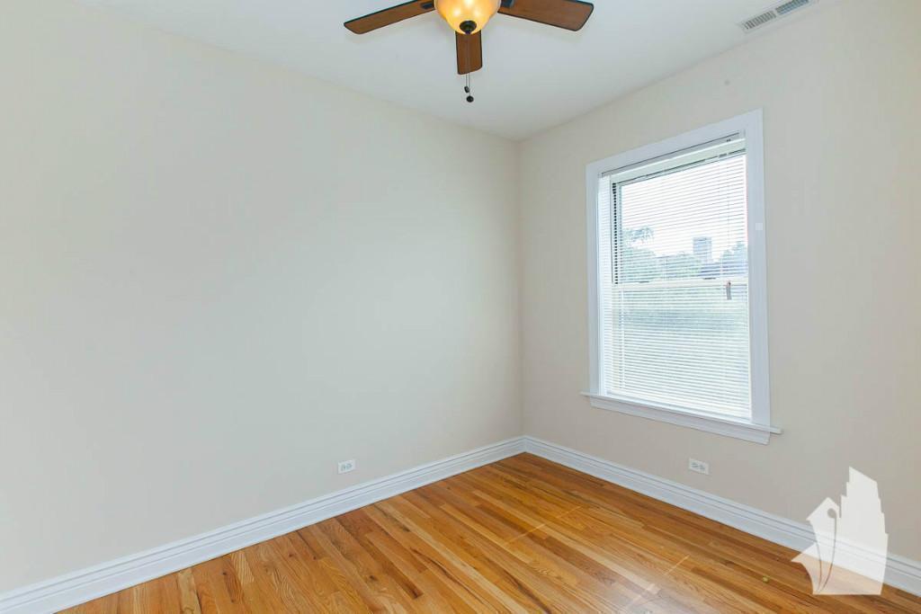 Building Photo - 1221 W Waveland Ave