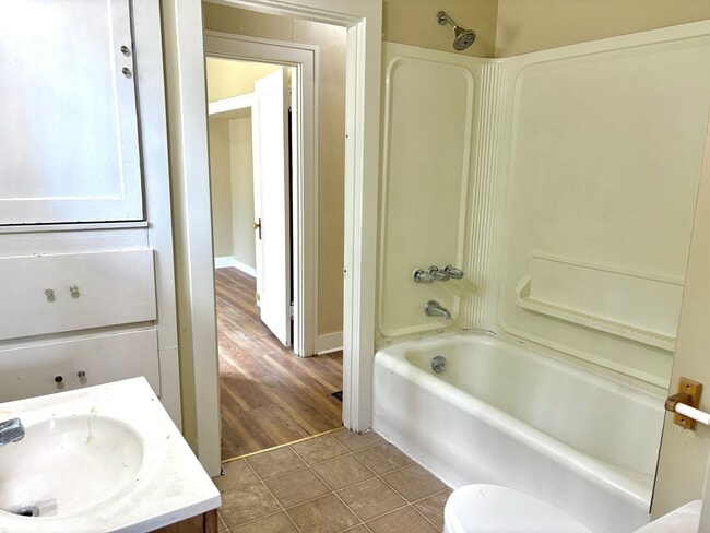 Building Photo - Historic Milwaukie 3 bedroom bungalow with...