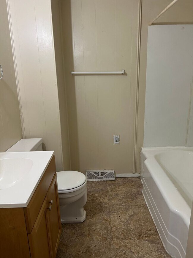 Building Photo - 2 Bedroom with a Bonus Room and Large Yard