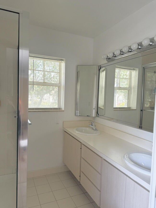 Building Photo - 8153 Chelsea Ct