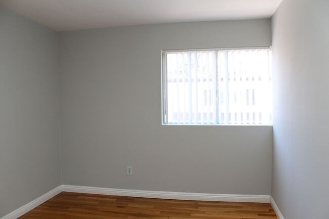 Building Photo - Spacious 3B/2.5BA UTC Townhouse w/ Garage,...