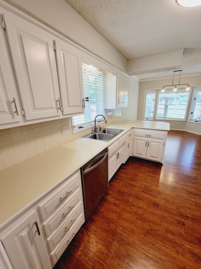 Building Photo - Primrose Market Place Area - Mission Hills Subdivision