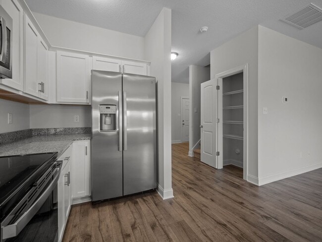 Building Photo - Welcome to Verrazzano Lane!