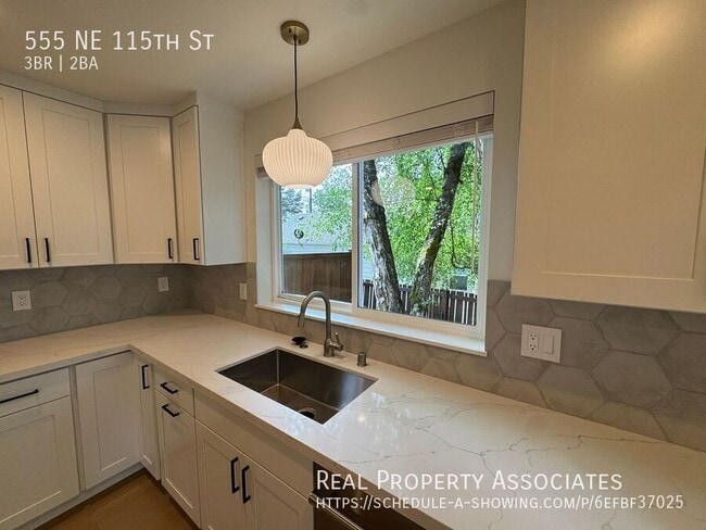 Building Photo - 555 NE 115th St