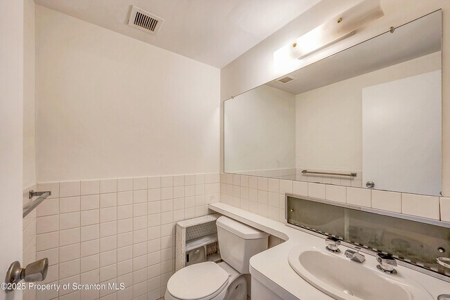 Building Photo - 550 Clay Ave