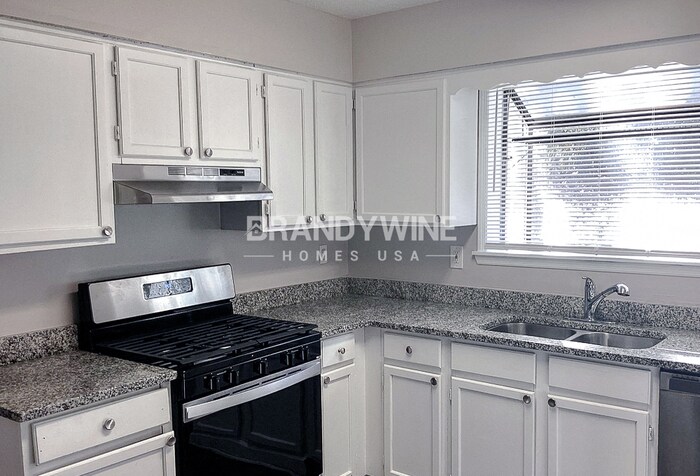 Building Photo - 1577 Linksview Close