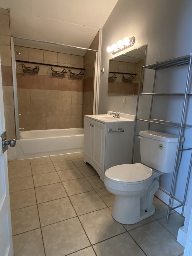 Building Photo - Beautiful half of duplex for rent!
