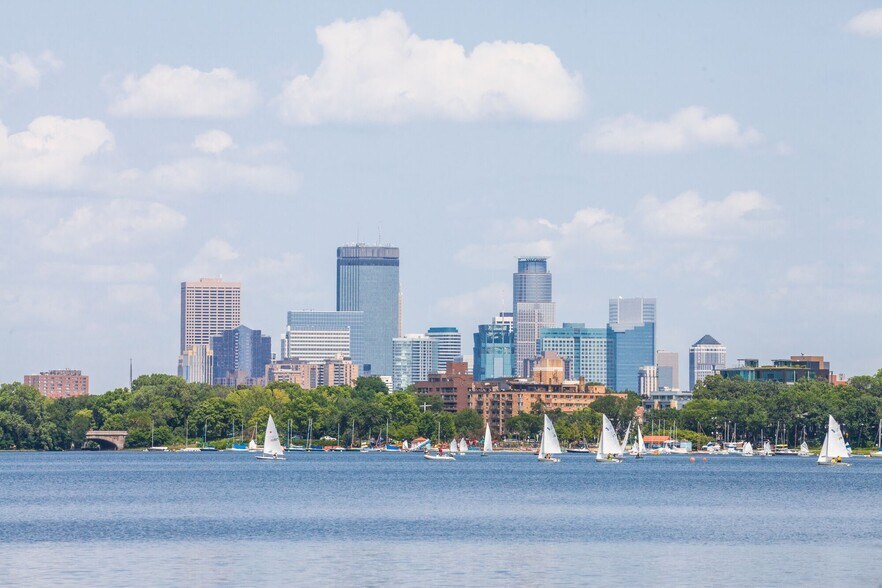 Building Photo - 1523 W Lake St