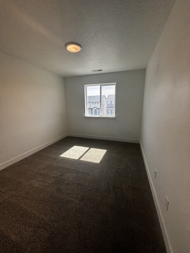 Building Photo - 1373 E Bell Buoy Way