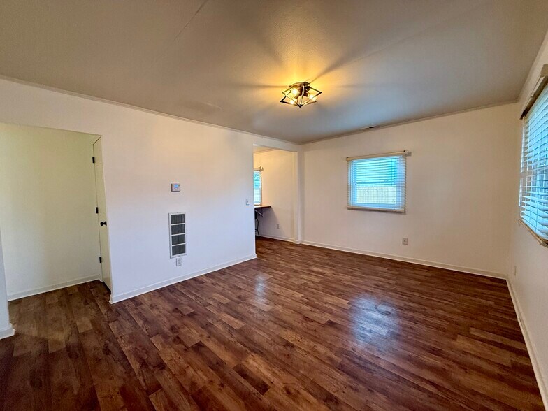 Building Photo - 622 Northview Ave