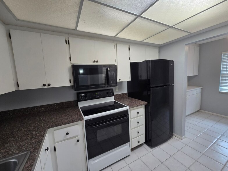 Building Photo - 7056 W Country Club Dr N
