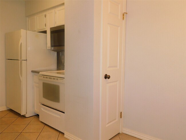 Building Photo - 2120 El Paseo St