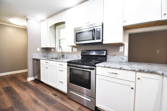 Building Photo - 3 Bedroom 2 Bathroom Home- Pets Considered