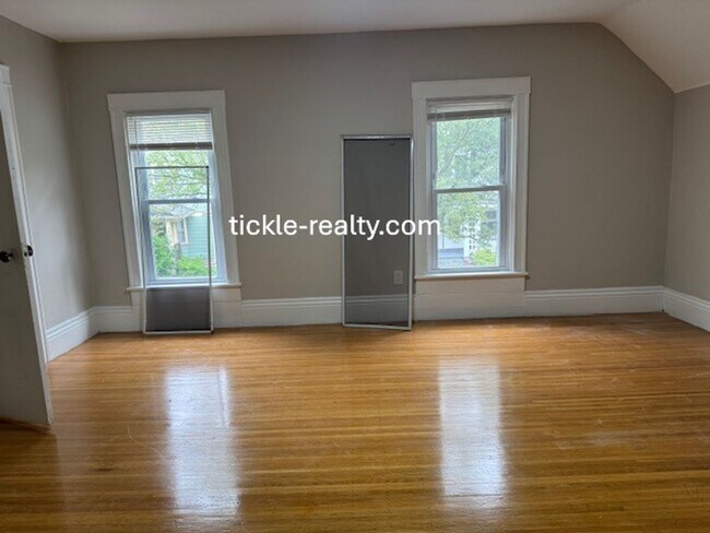 Building Photo - 4 Bedroom Park Ave House - 2 Full Baths, D...