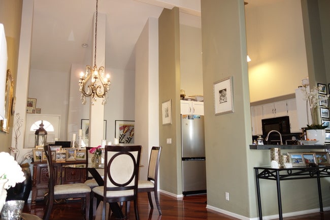 Spacious dining room with two story ceilings - 5500 Torrance Blvd