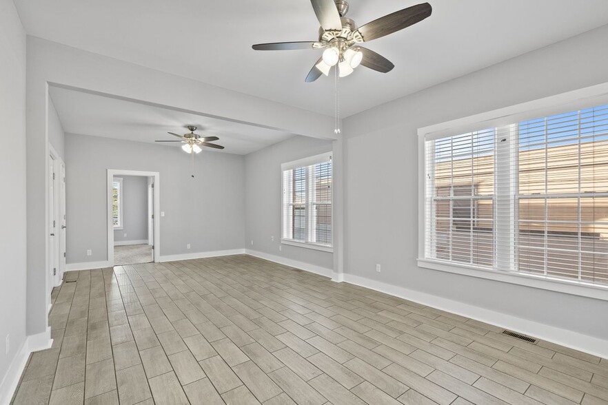 Building Photo - 106 N Main St