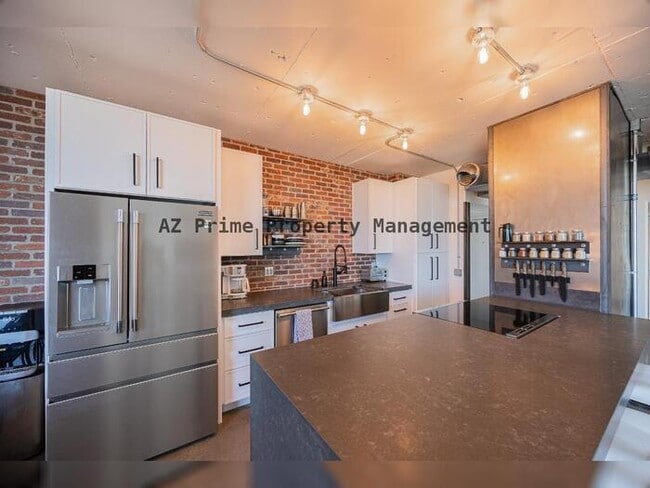 Building Photo - 207 W Clarendon Ave