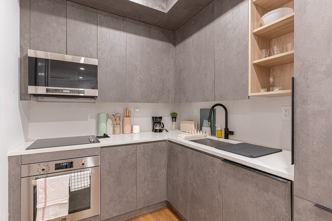 Building Photo - 631 Wilson Ave