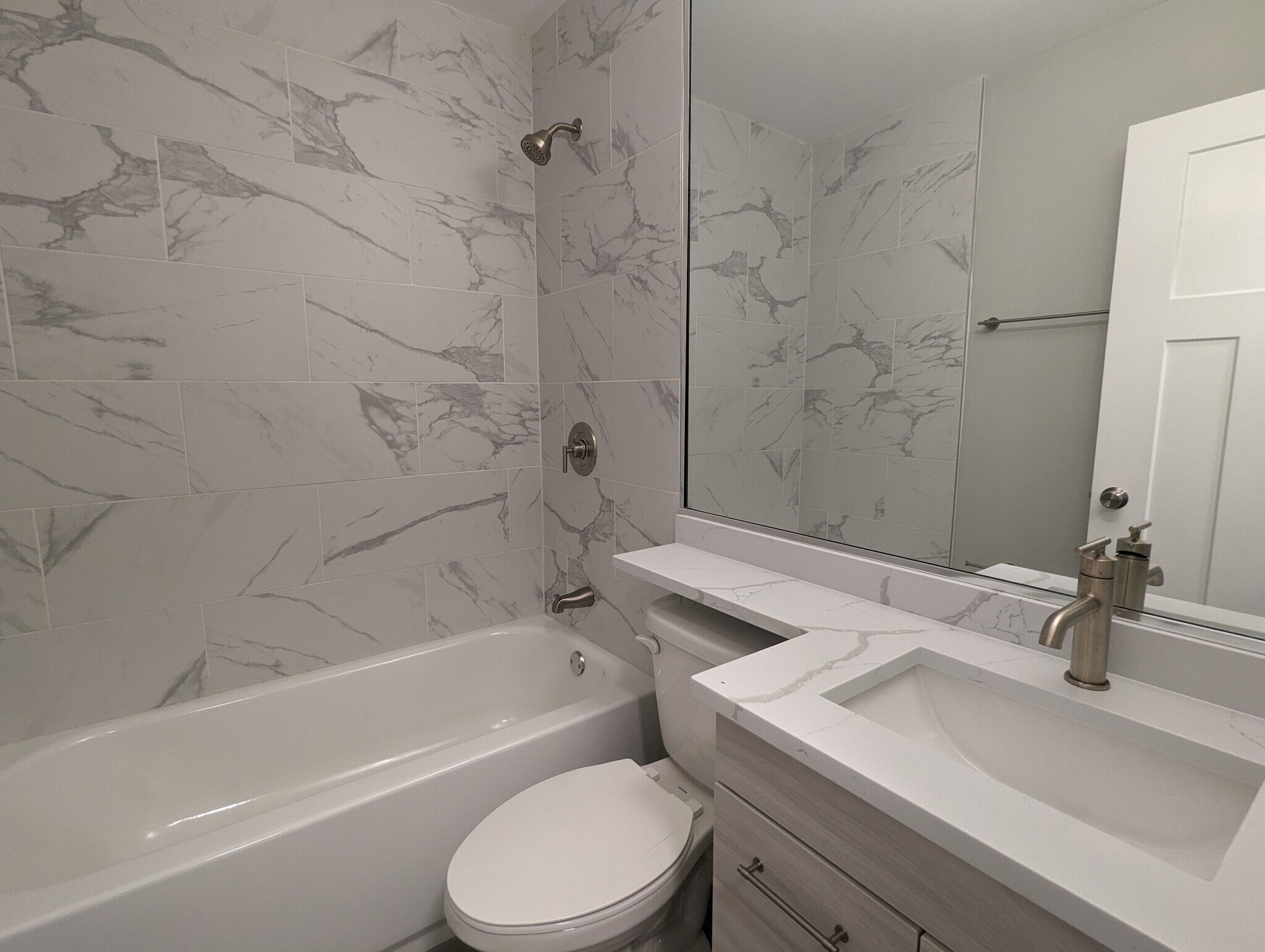 Building Photo - 511 W Barry Ave