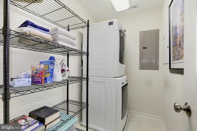 Building Photo - 930 N Columbus St