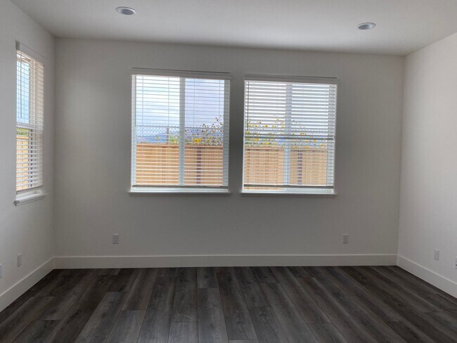 Building Photo - 3 Bed + Bonus Room/2.5 Bath - Solar – Near SSU