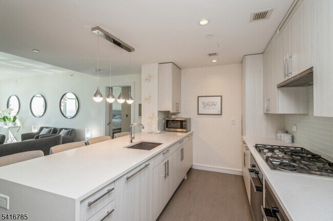 Building Photo - 15 Morris Ave