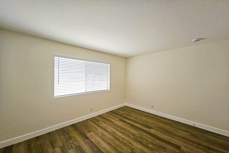 Building Photo - 7556 Thousand Oaks Dr