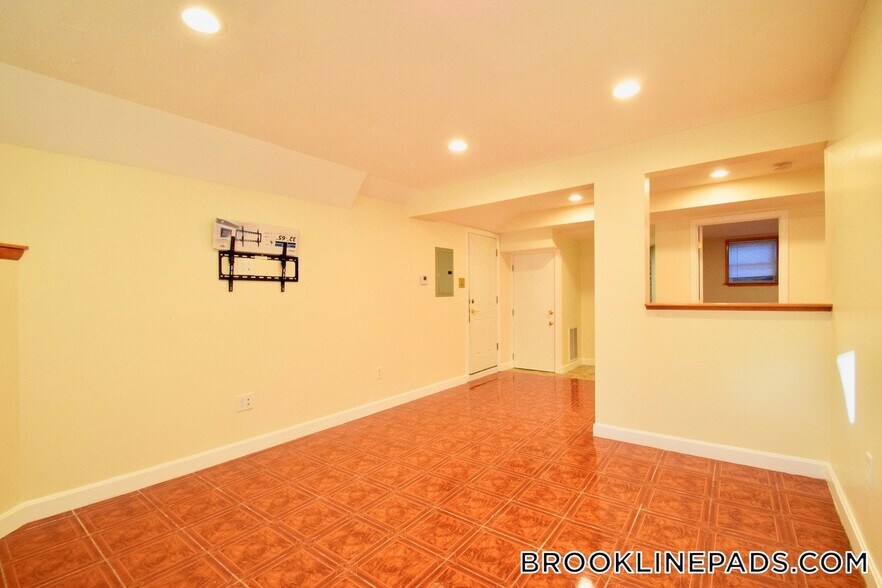 Building Photo - 73 Thatcher St