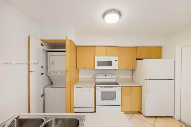 Building Photo - 2332 SW 26th Ln