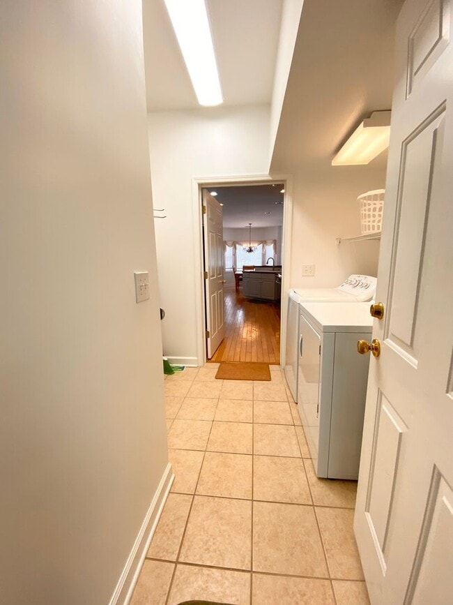 Building Photo - FULLY-FURNISHED GORGEOUS TOWNHOME!