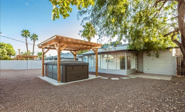 Building Photo - Biltmore District Luxury – Month-to-Month Only $4,500 (All Utilities Included!)