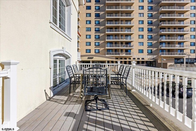 Building Photo - 104 S Oakland Ave