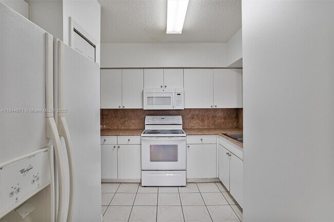 Building Photo - 9340 Fontainebleau Blvd