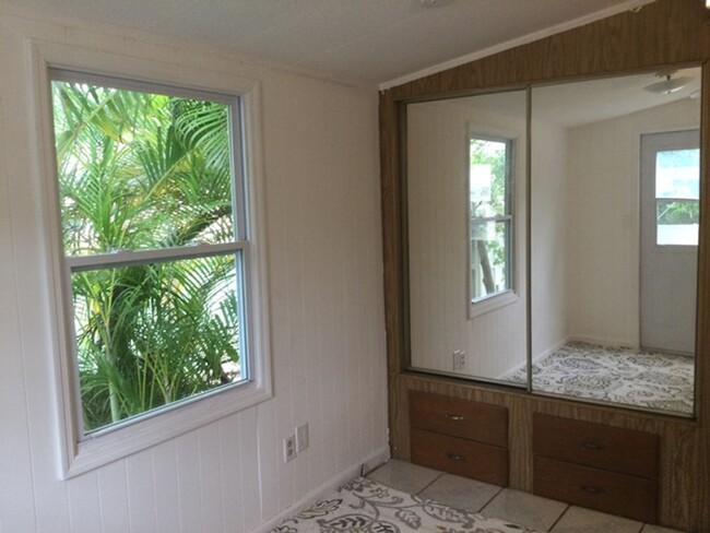 Building Photo - Updated 2 Bedroom 1 Bath Home Located in S...