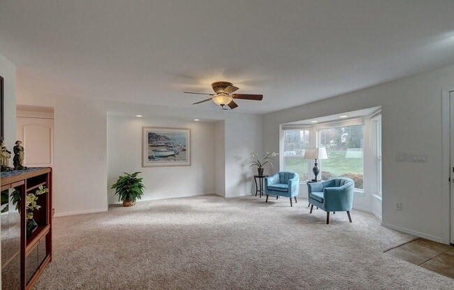 Building Photo - Comfortable 3BR/2BA Home in Kent – Fenced Backyard & Deck