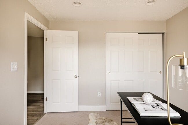 Building Photo - Top-Floor 2BA, 1BA Cap Hill Condo with Par...