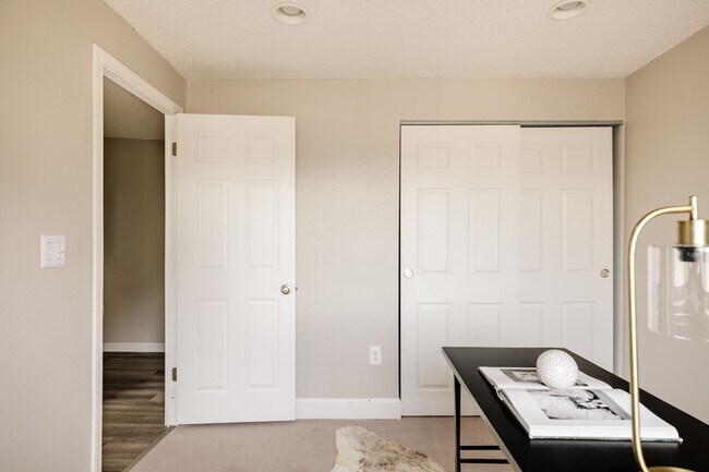 Building Photo - Top-Floor 2BD, 1BA Cap Hill Condo with Par...