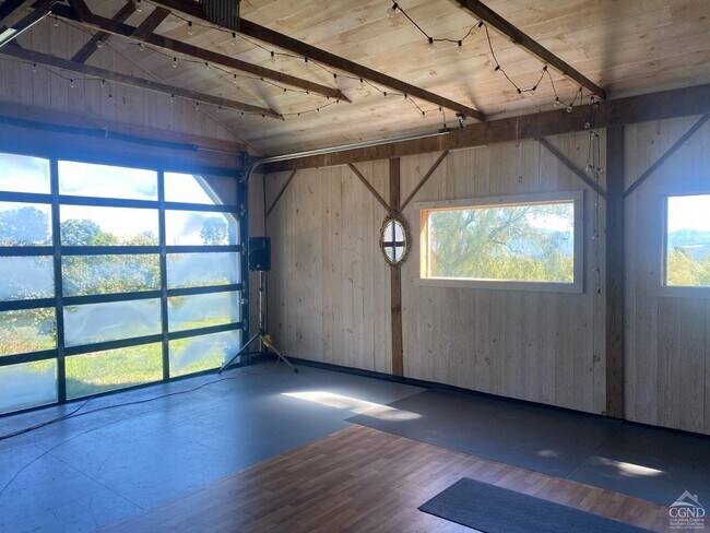 Building Photo - 483 Travis Hill Rd