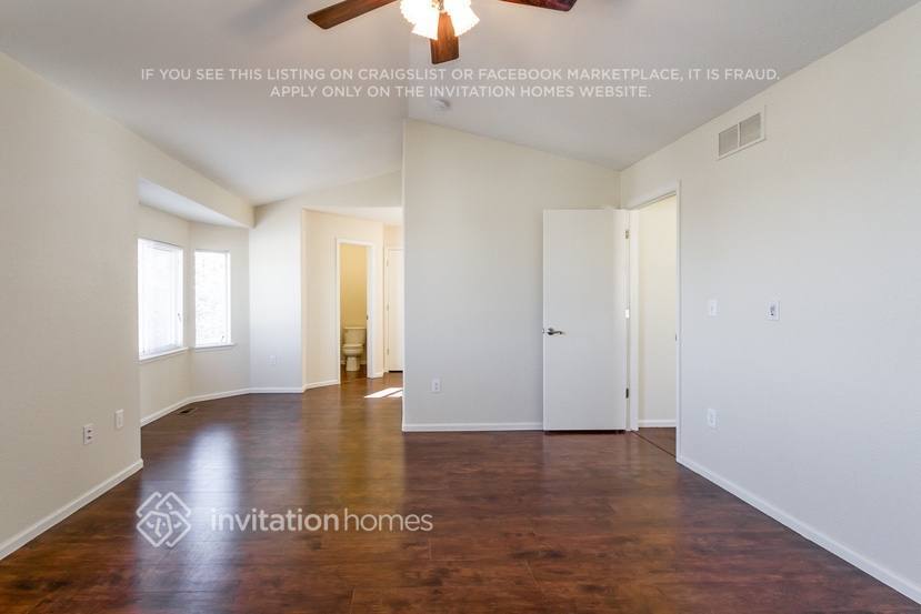 Building Photo - 4992 N Silverlace Dr