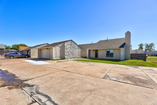 Building Photo - Home Like Living at Apartment Prices