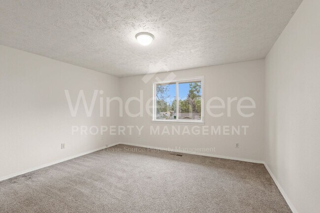 Building Photo - Charming 4-Bedroom Home with Garage & Spacious Yard!