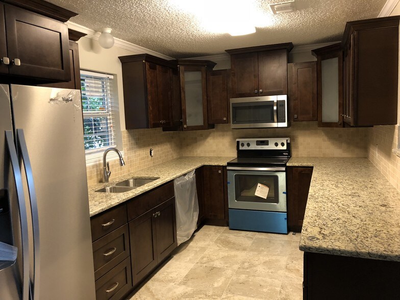 Kitchen - 3705 W Pioneer Pkwy